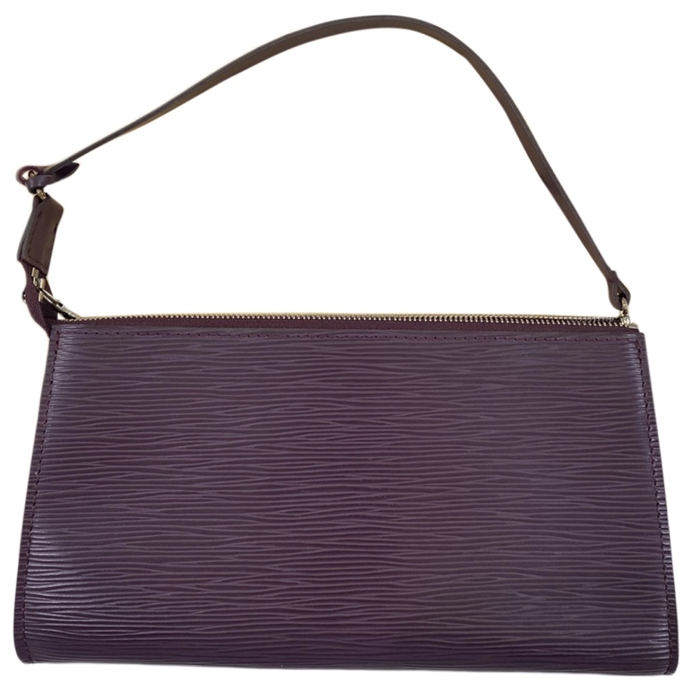LOUIS VUITTON handbag
Color: Purple/Plum
Excellent Condition